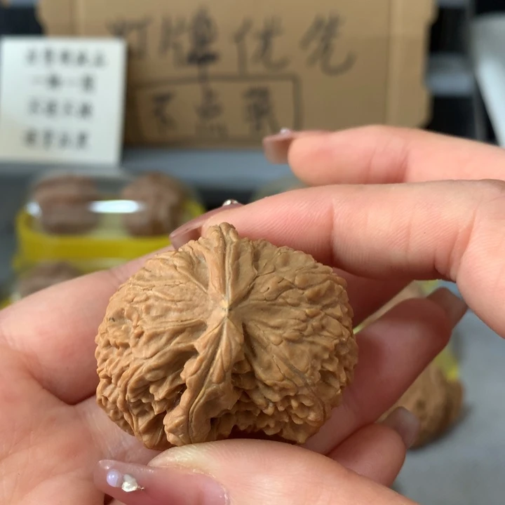 夏***雨吊坠文玩核桃异形单只，有瑕疵