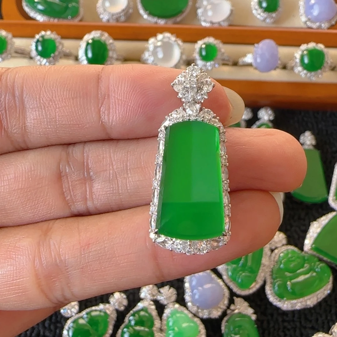 翡翠18K金镶嵌颈饰吊坠