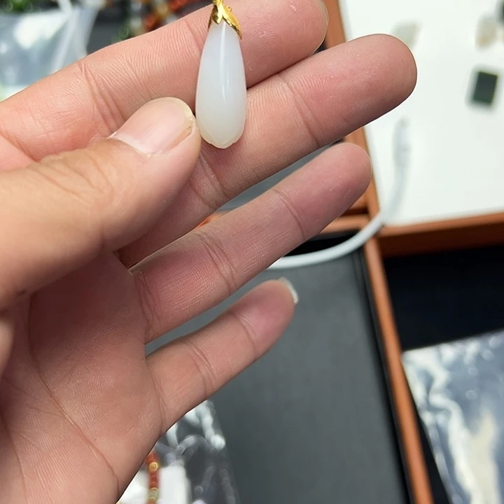 ****灵和田玉18K金镶嵌颈饰