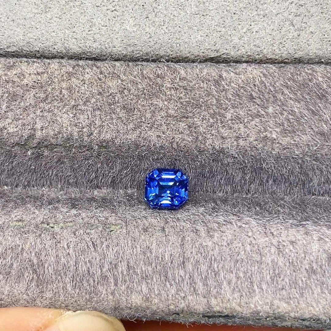 蓝宝石裸石1.07克拉天然玻璃体满火彩皇家蓝蓝宝石