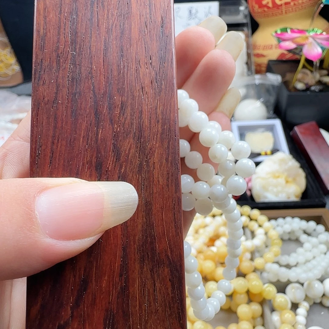 大果紫檀（缅甸花梨）0.6玉化108颗带瑕脖挂