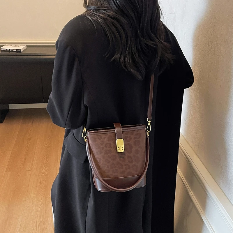 高级感复古通勤斜挎水桶包包女式小众设计潮美拉德手拎包单肩包
