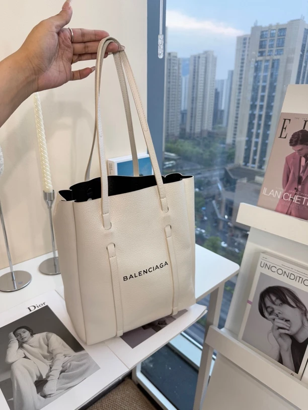 95新 Balenciaga/巴黎世家 简约通勤黑白字母女包时尚百搭