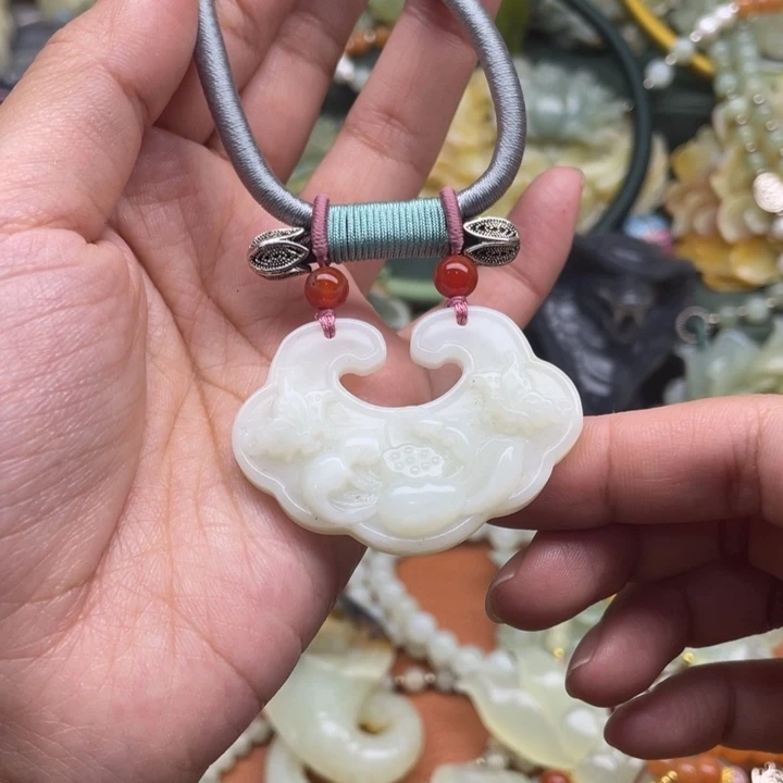 蛇纹石玉吊坠合金