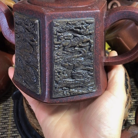 茶壶紫砂原矿泥料手工制作的一把紫砂壶。