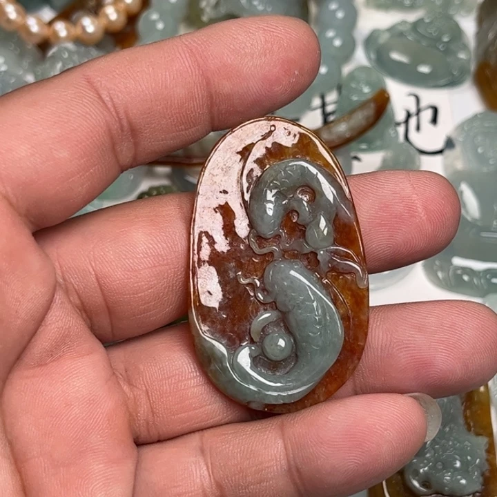 翡翠未镶嵌颈饰鱼