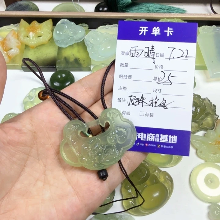 蛇纹石玉未镶嵌颈饰雨*