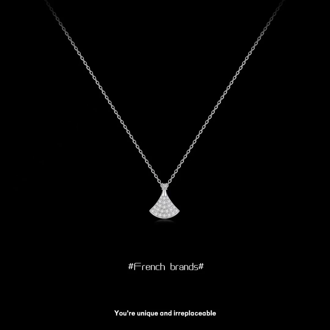 铜合金项链 小裙子锁骨链2024新款爆款轻奢高级感吊坠