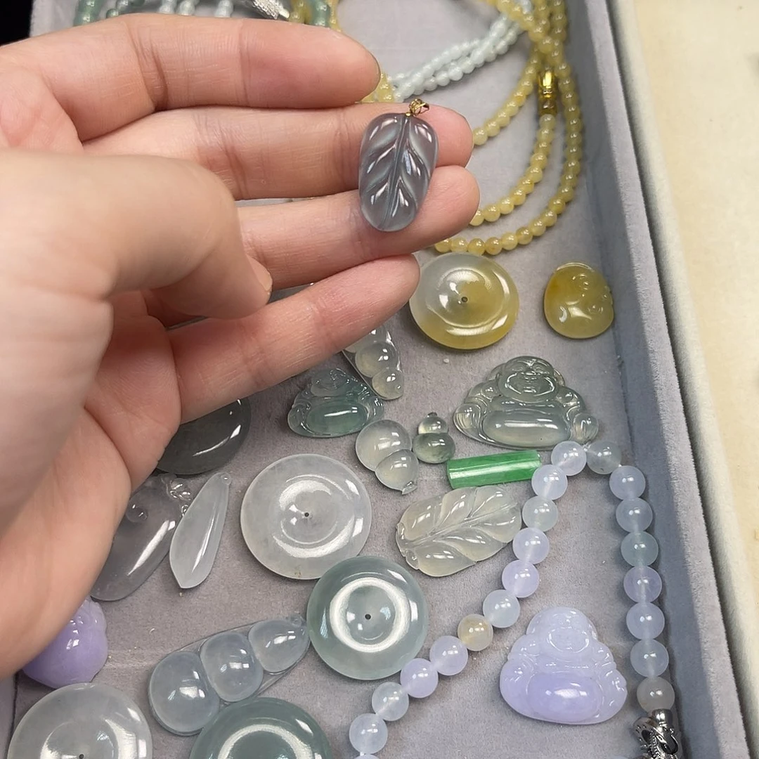 翡翠18K金镶嵌颈饰冰蓝叶子