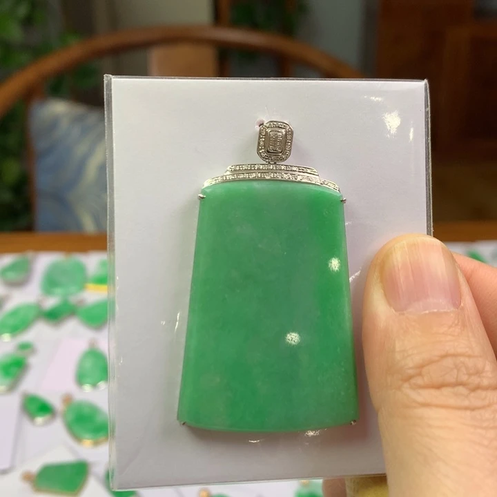 翡翠18K金镶嵌颈饰翡翠翡翠吊坠