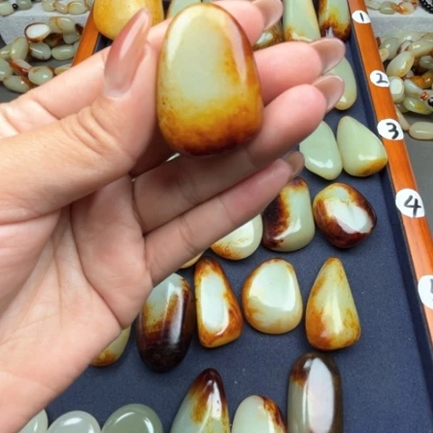 和田玉颈饰未镶嵌云**轻