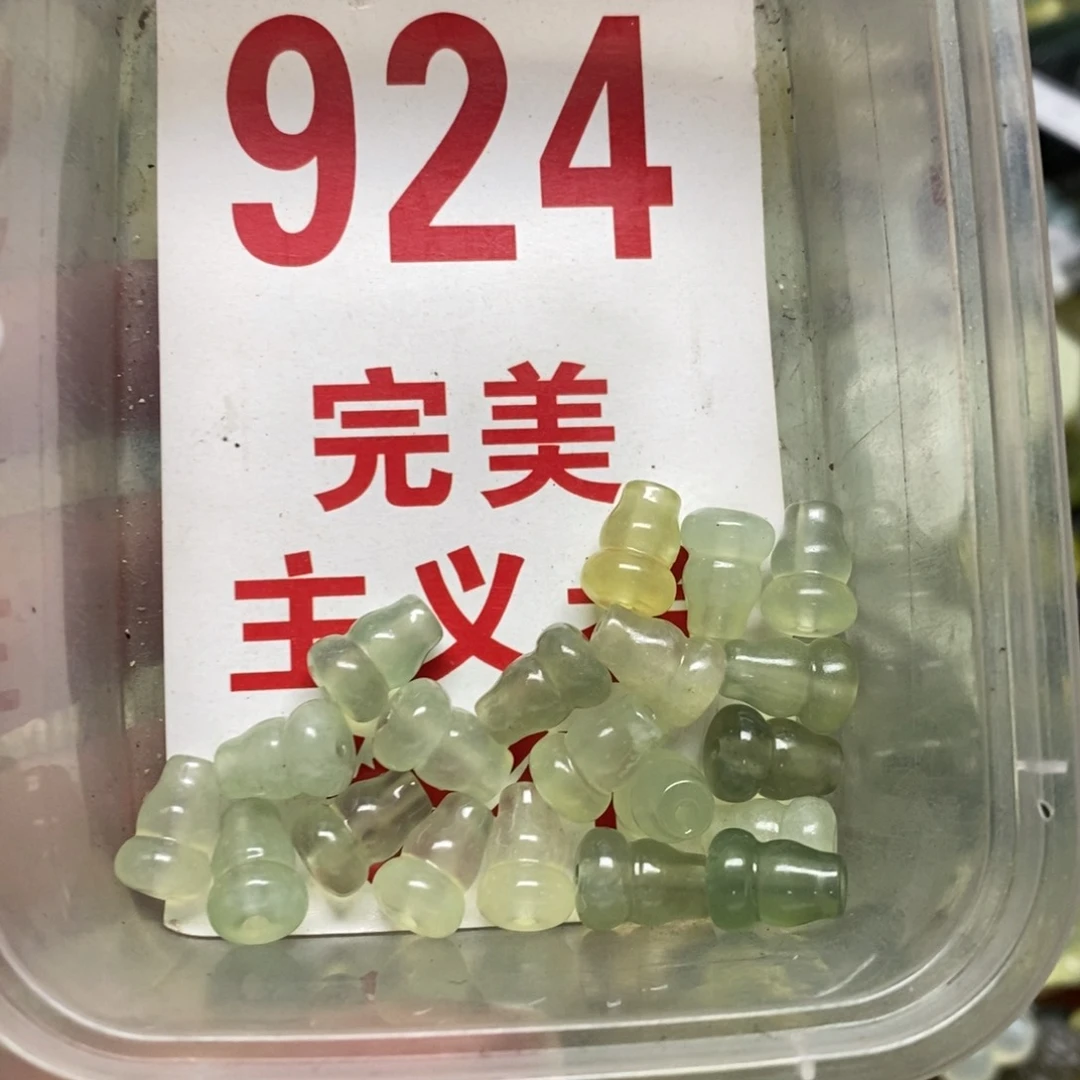 蛇纹石玉挂坠未镶嵌