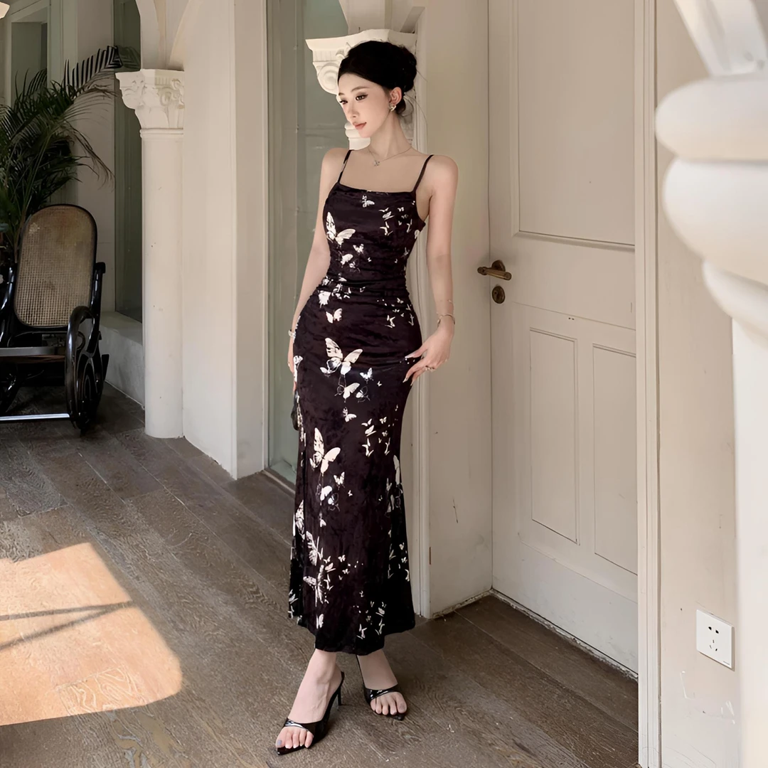 法式复古设计感丝绒连衣裙纯欲秋季气质蝴蝶印花修身气质吊带裙