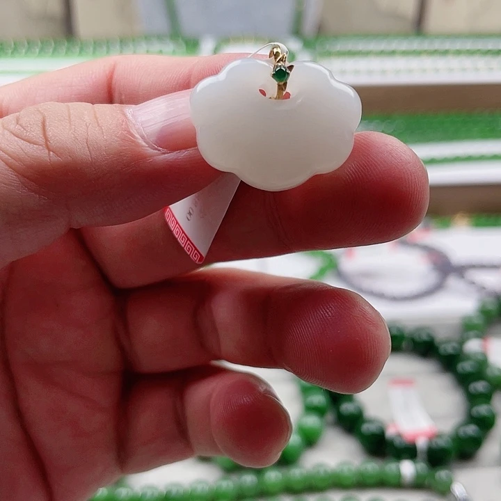 颈饰18K金镶嵌和田玉