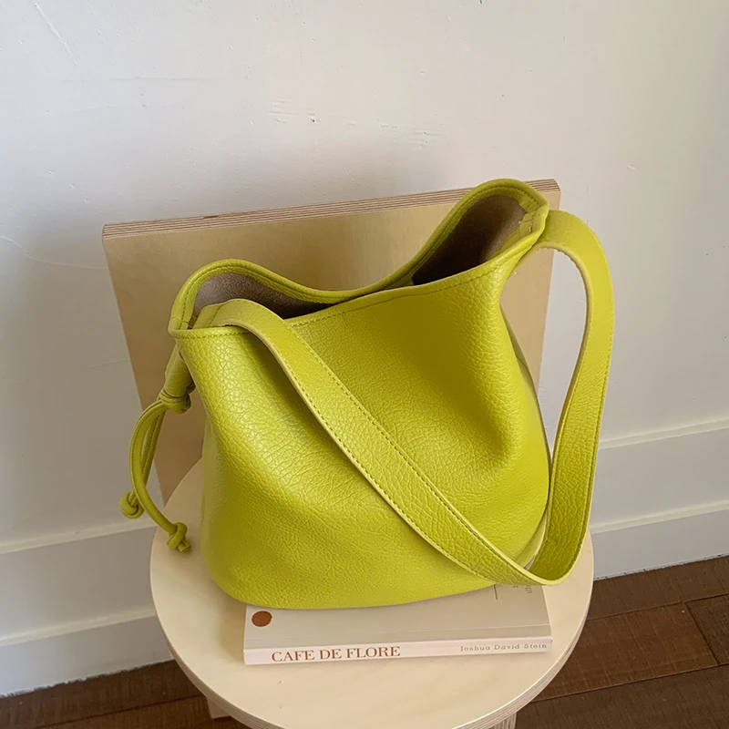 时尚通勤包包女款2025年新款爆款百搭斜挎包小包腋下包流行水桶包