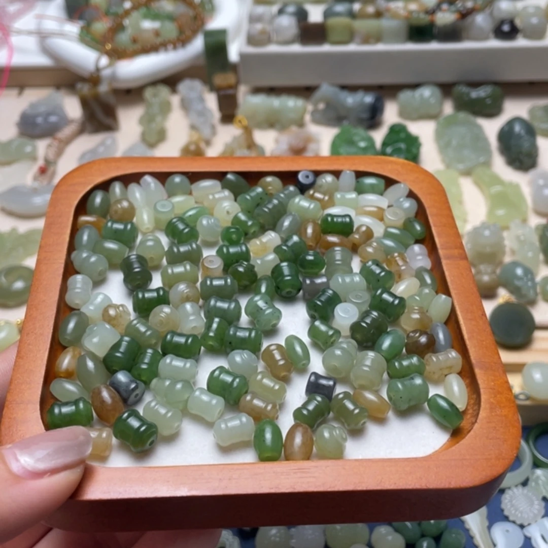 和田玉未镶嵌颈饰一个