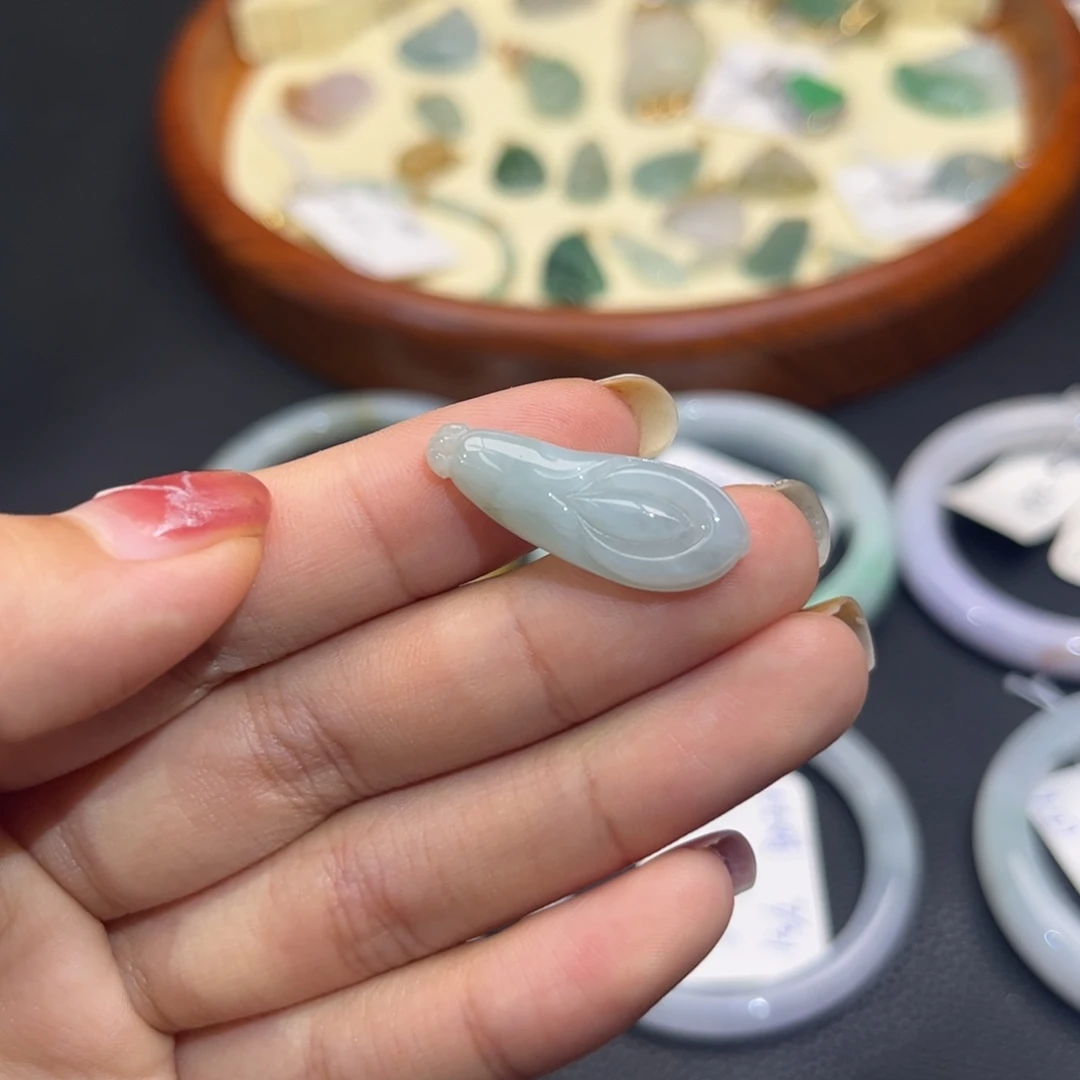 翡翠未镶嵌颈饰挂件