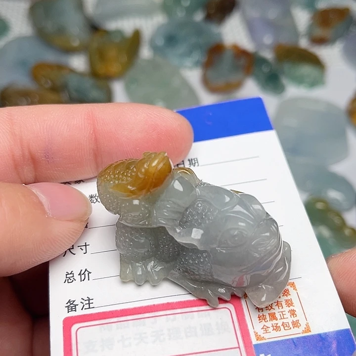 翡翠颈饰未镶嵌字母金蟾。茶宠