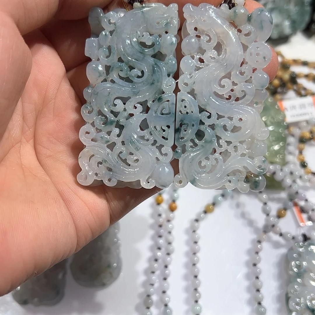 大***们翡翠未镶嵌颈饰挂件