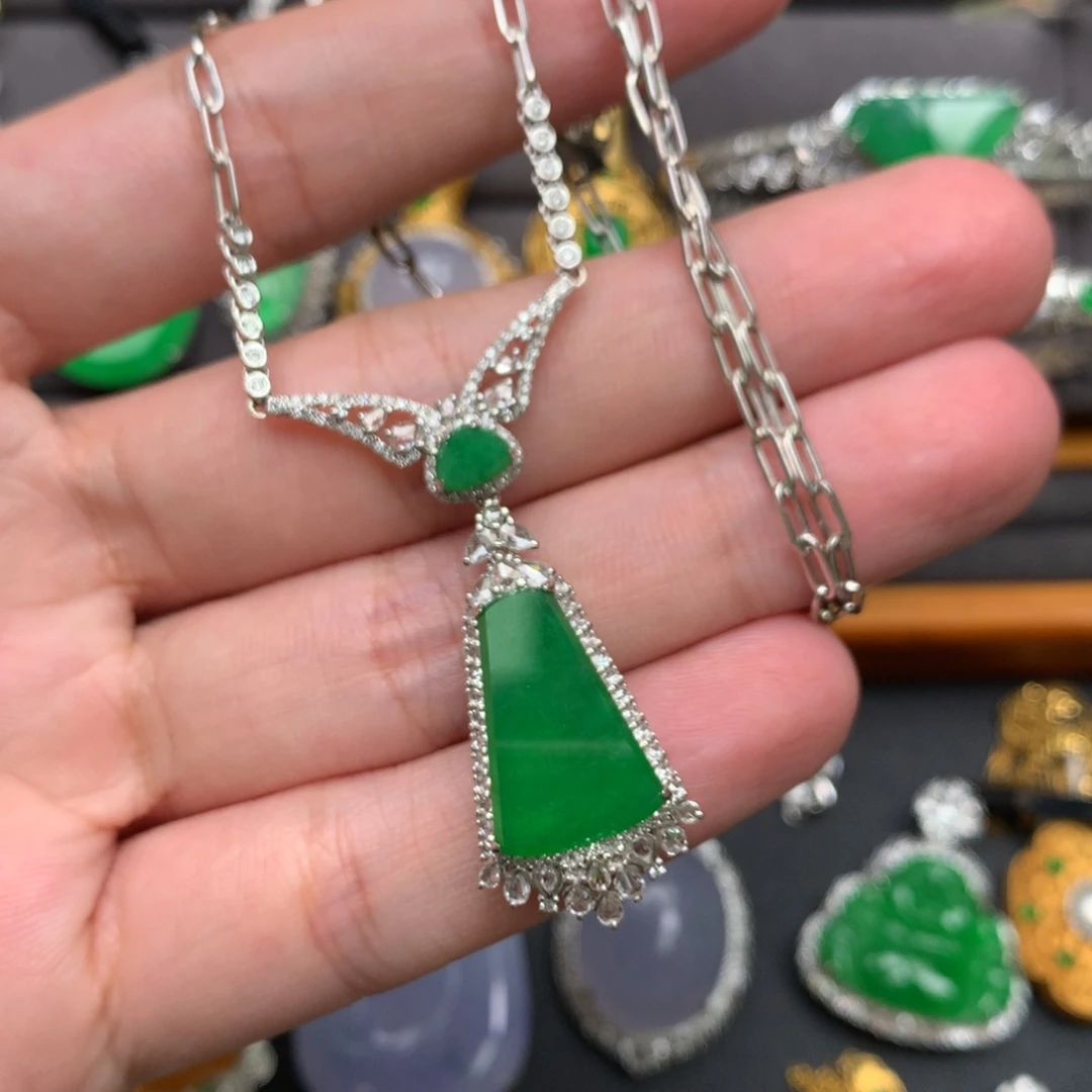 翡翠18K金镶嵌颈饰