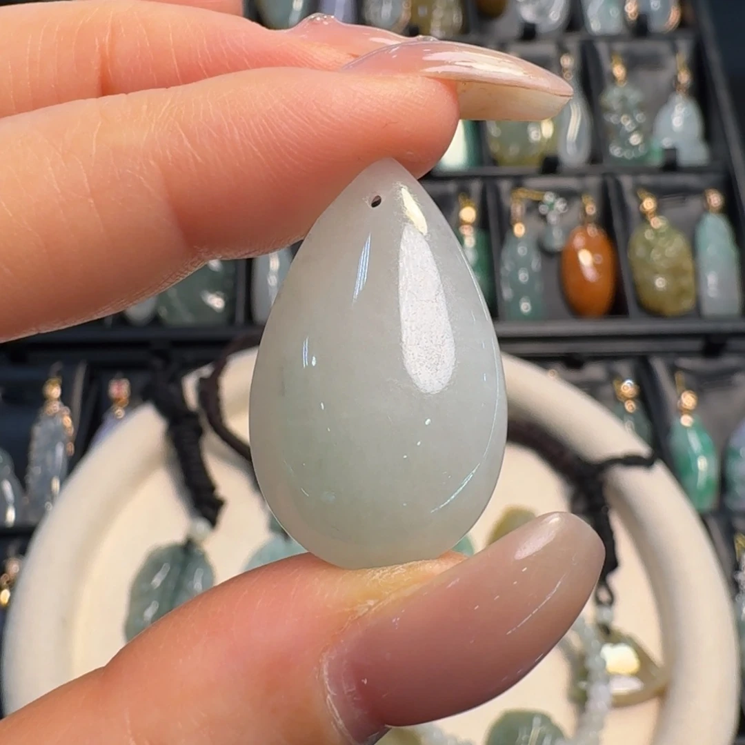 木***开翡翠未镶嵌颈饰水滴