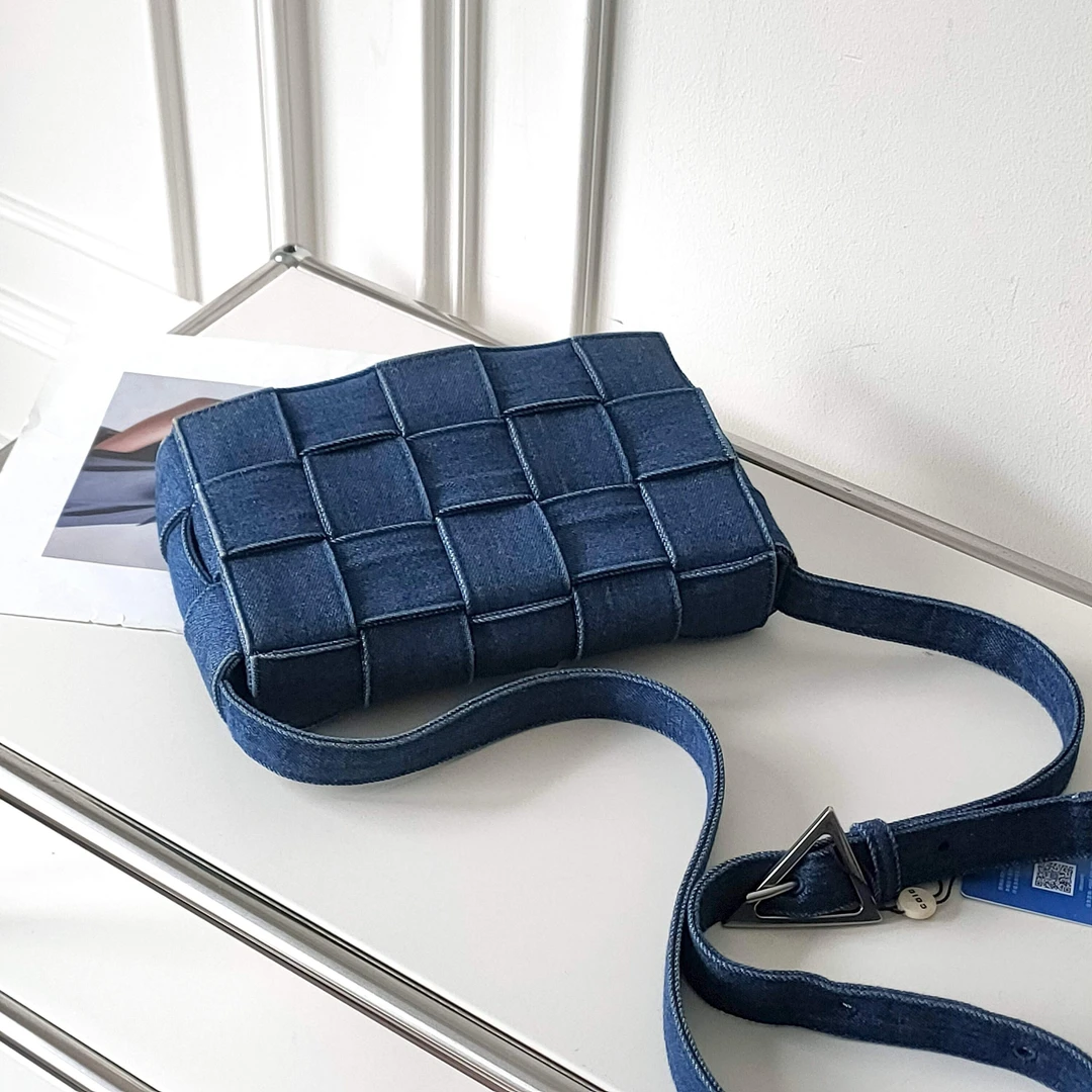 95新 BOTTEGA VENETA/葆蝶家 深蓝色牛仔casstte15格斜挎包39954