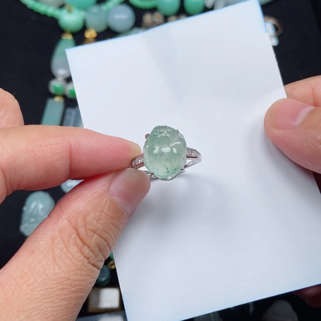 翡翠未镶嵌颈饰戒指