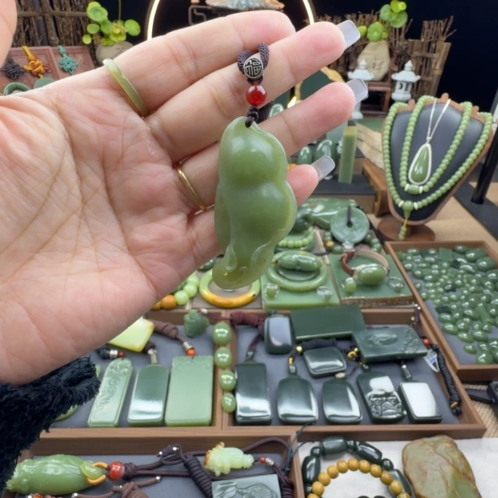 岫岩老玉（透闪石质玉）未镶嵌颈饰