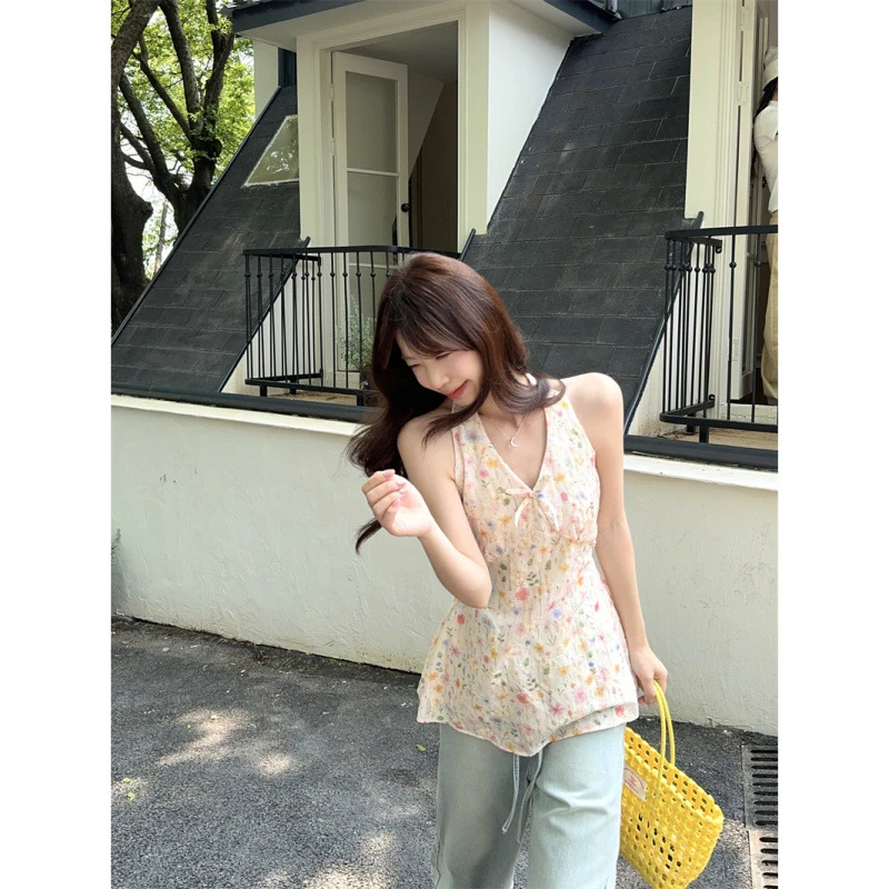 2025年夏季新款气质收腰显瘦甜美小众设计感挂脖v领无袖背心女