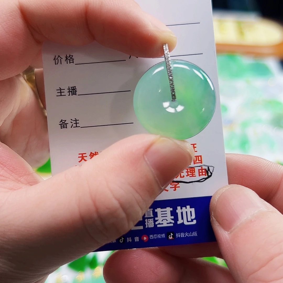 翡翠18K金镶嵌颈饰他****?翡翠