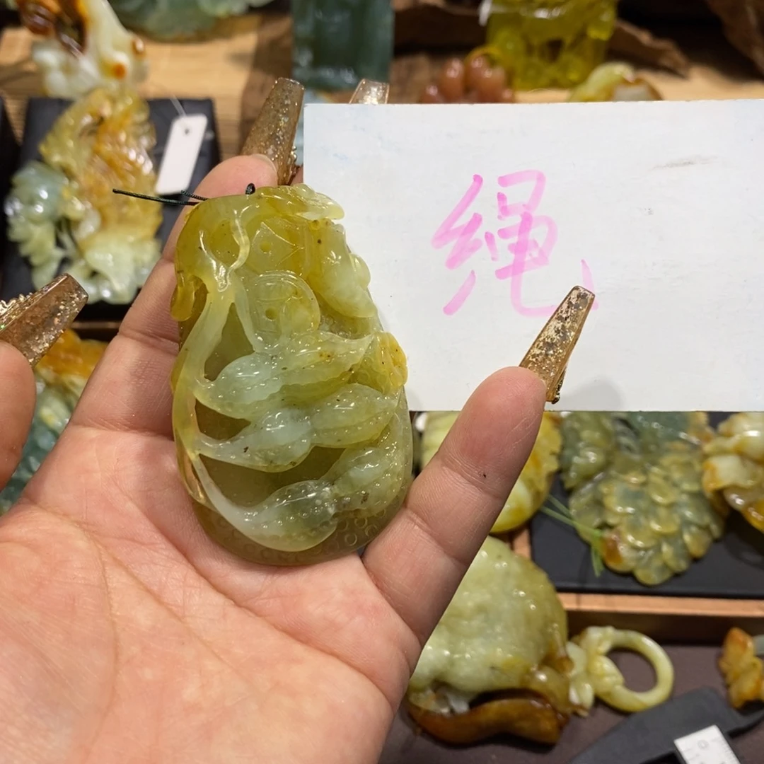 蛇纹石玉颈饰未镶嵌