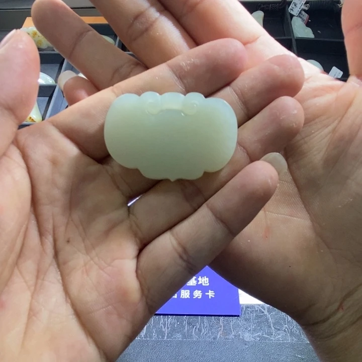 和田玉未镶嵌颈饰石**海