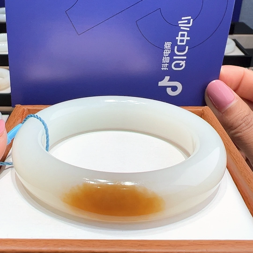 用***8和田玉未镶嵌手镯