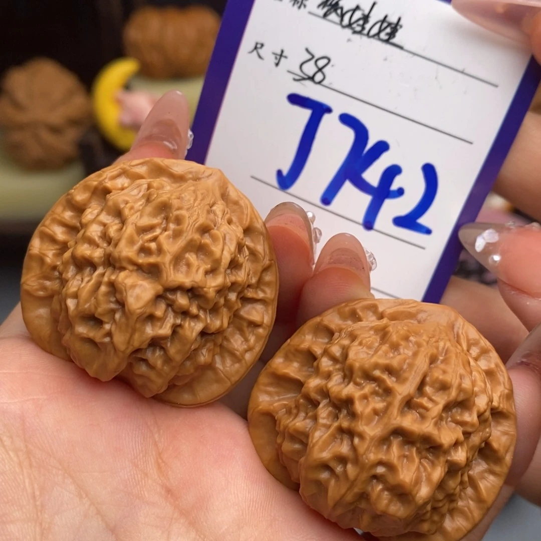 文玩核桃吊坠瓷娃娃