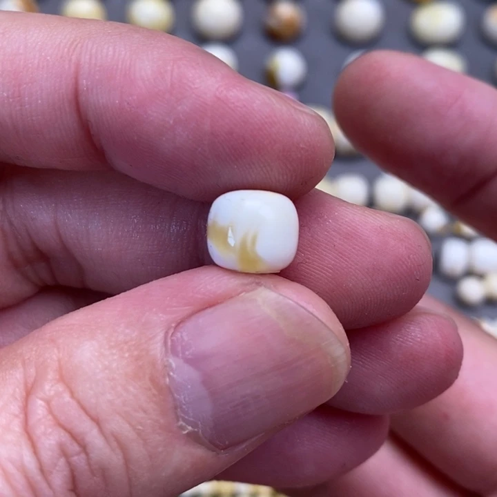 蜜蜡裸石未镶嵌?老型