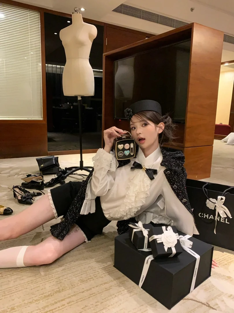 气质小香风蝴蝶结喇叭袖衬衫女早秋复古小众百褶半身裙绝美三件套