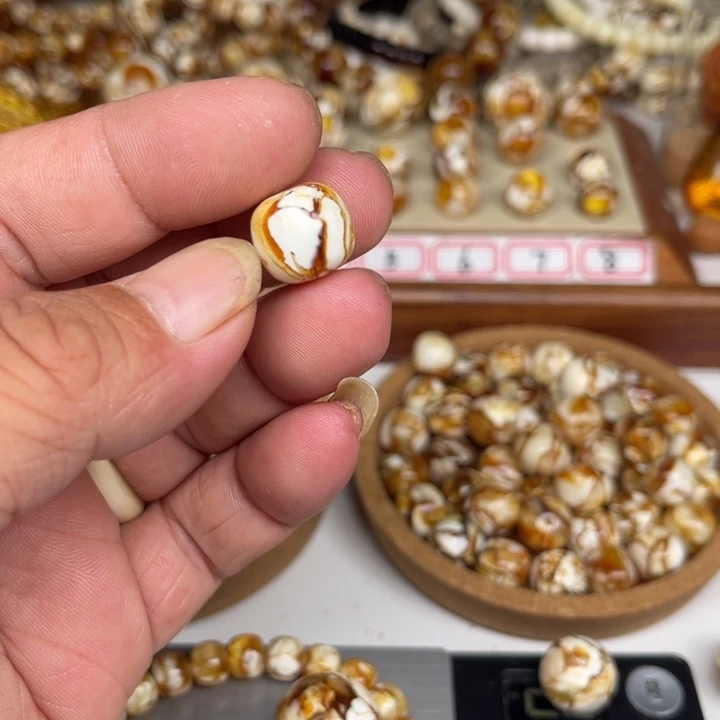 未镶嵌琥珀裸石艾****54号