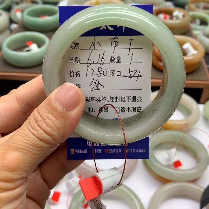 石英质玉手镯未镶嵌小**?