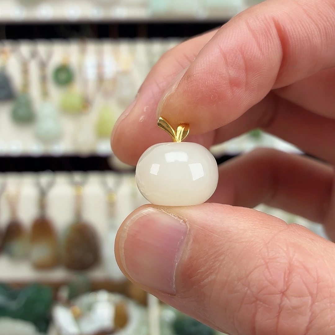 可***爱和田玉18K金镶嵌颈饰天然和田玉镶金款藕粉小苹果吊坠