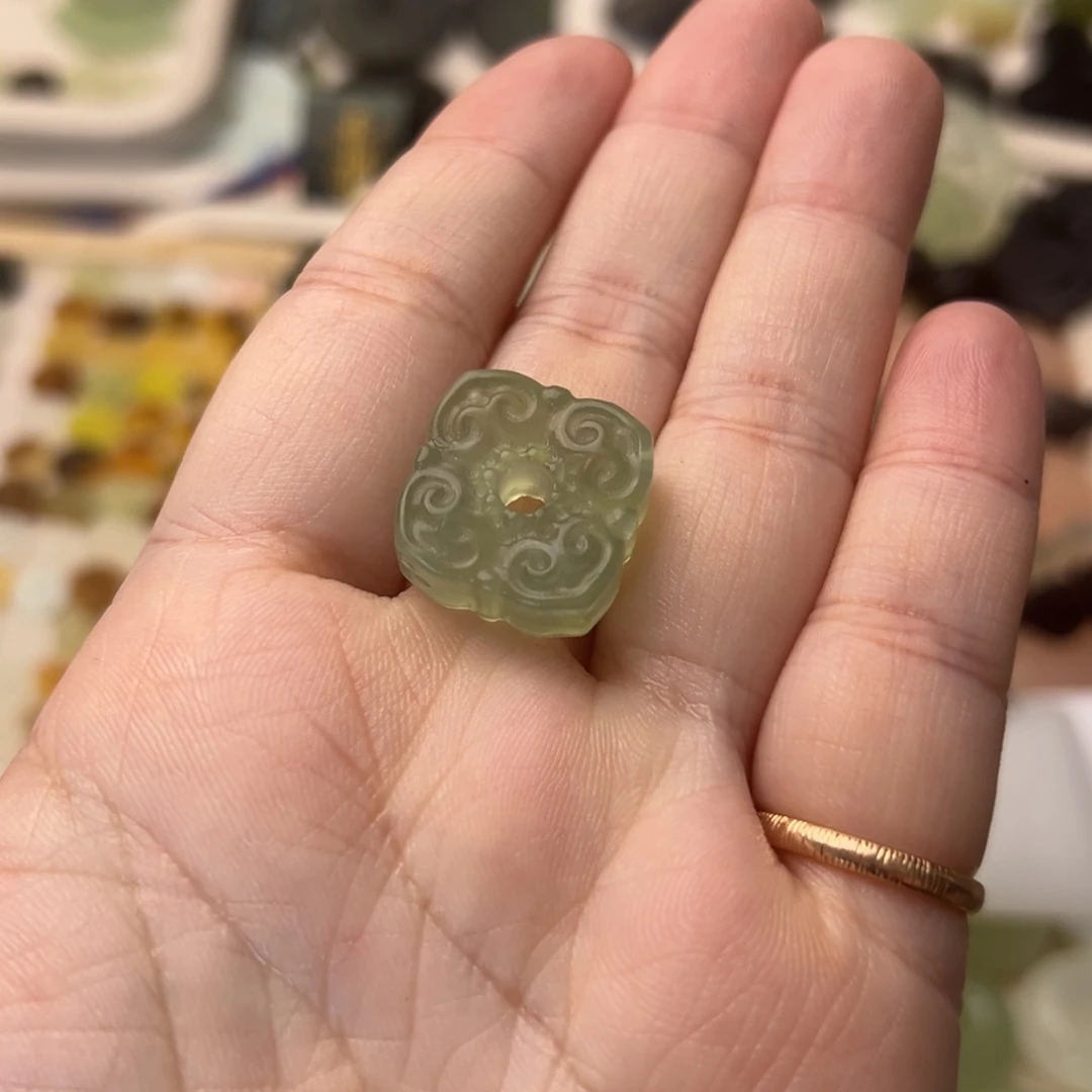 蛇纹石玉颈饰合金