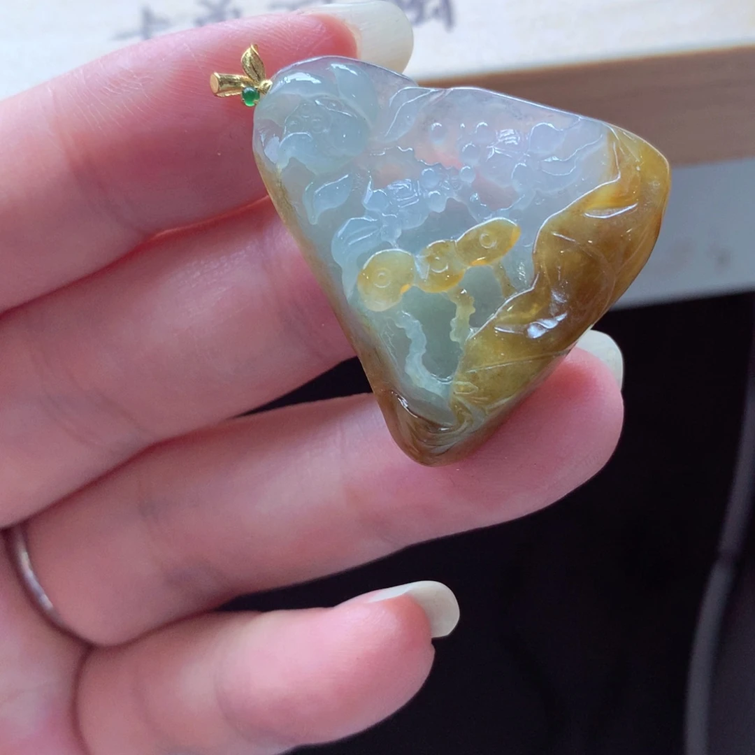 翡翠18K金镶嵌颈饰吊坠