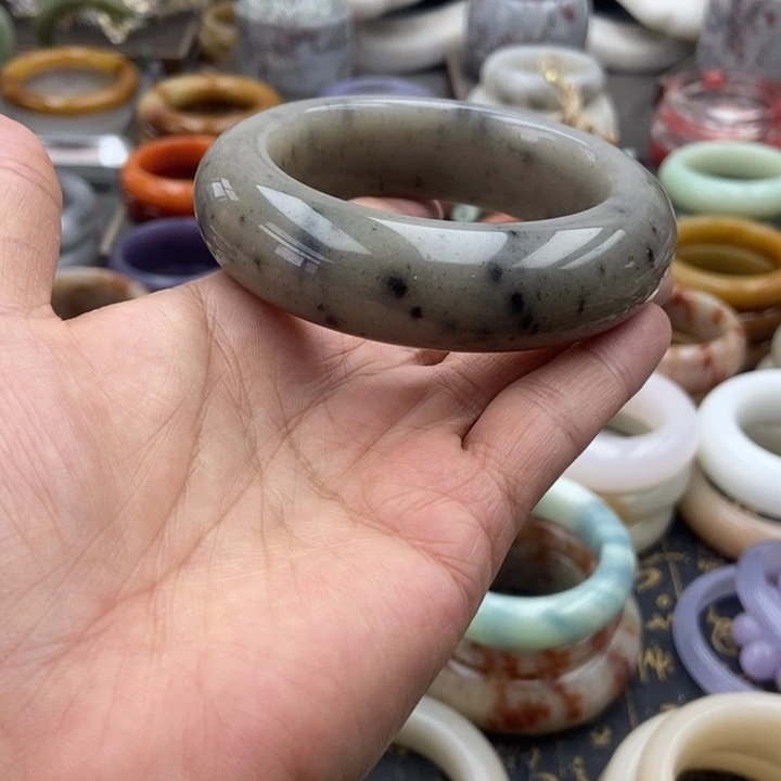 石英岩玉未镶嵌手镯斑点狗