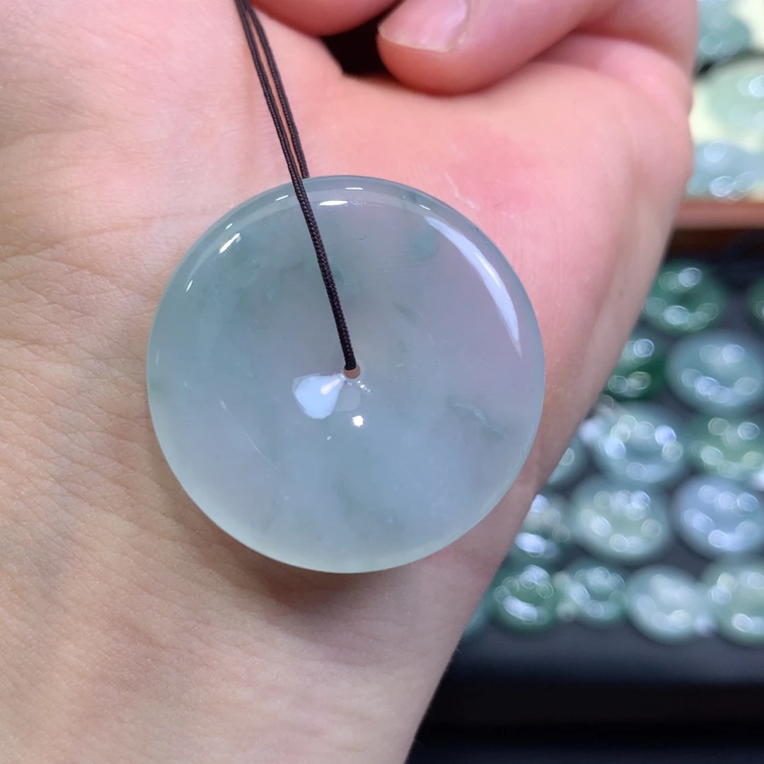 翡翠颈饰未镶嵌平安扣