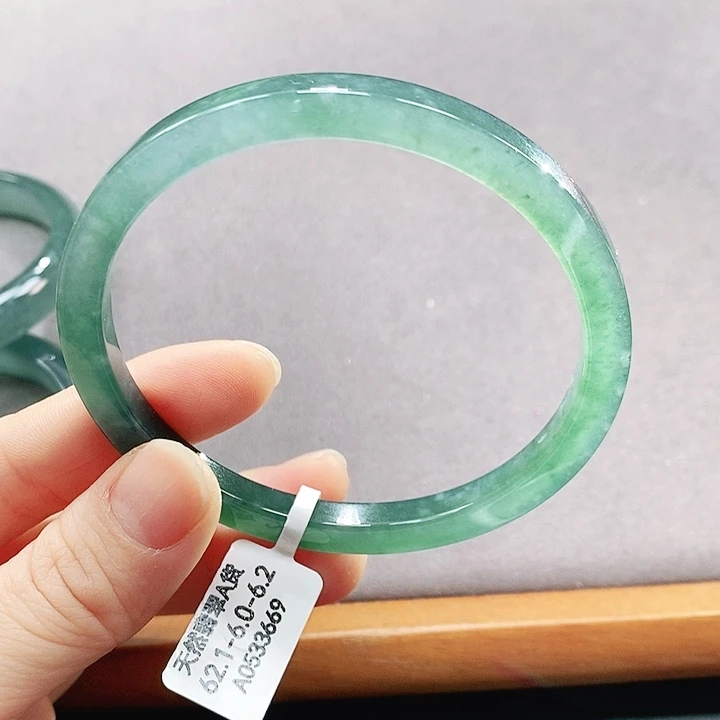 翡翠未镶嵌手镯（圆镯）