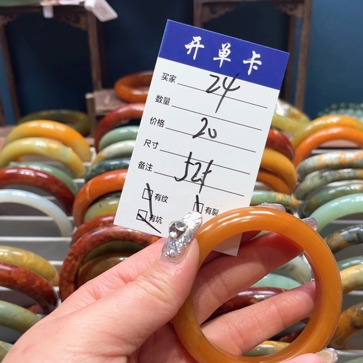 蛇纹石玉手镯未镶嵌小****?