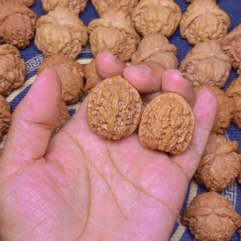 【闪购商品】文玩核桃吊坠山****辰色差白狮子29
