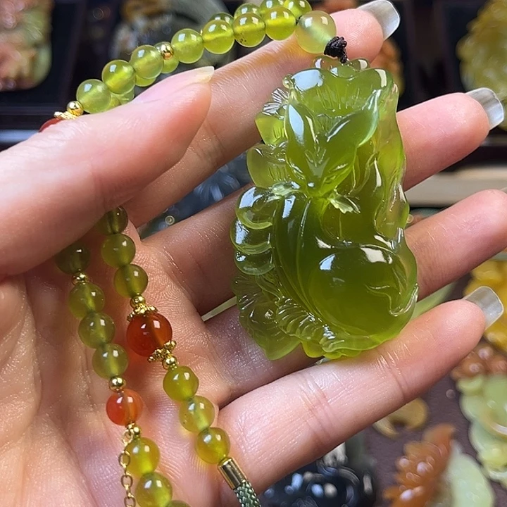 笨***.蛇纹石玉未镶嵌颈饰