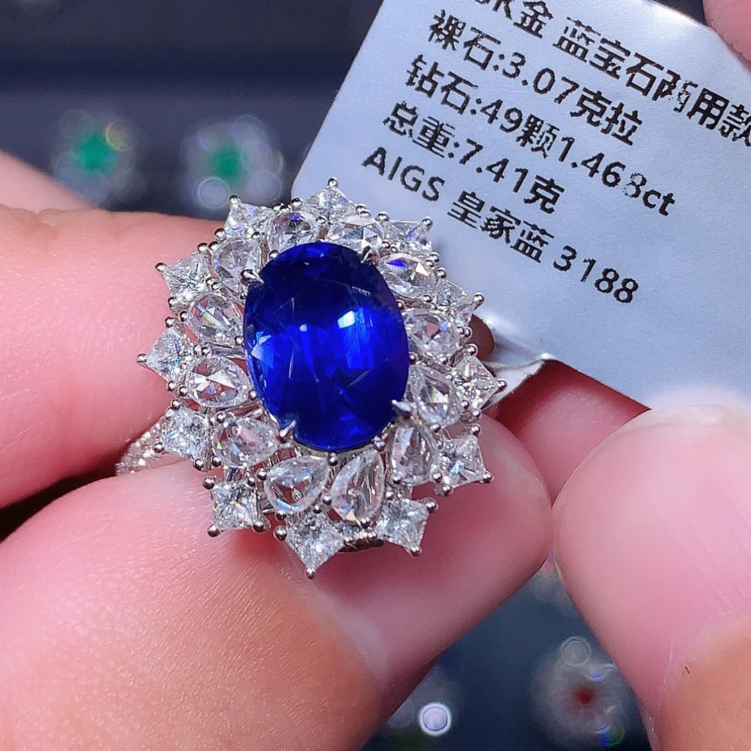 18K金镶嵌蓝宝石戒指