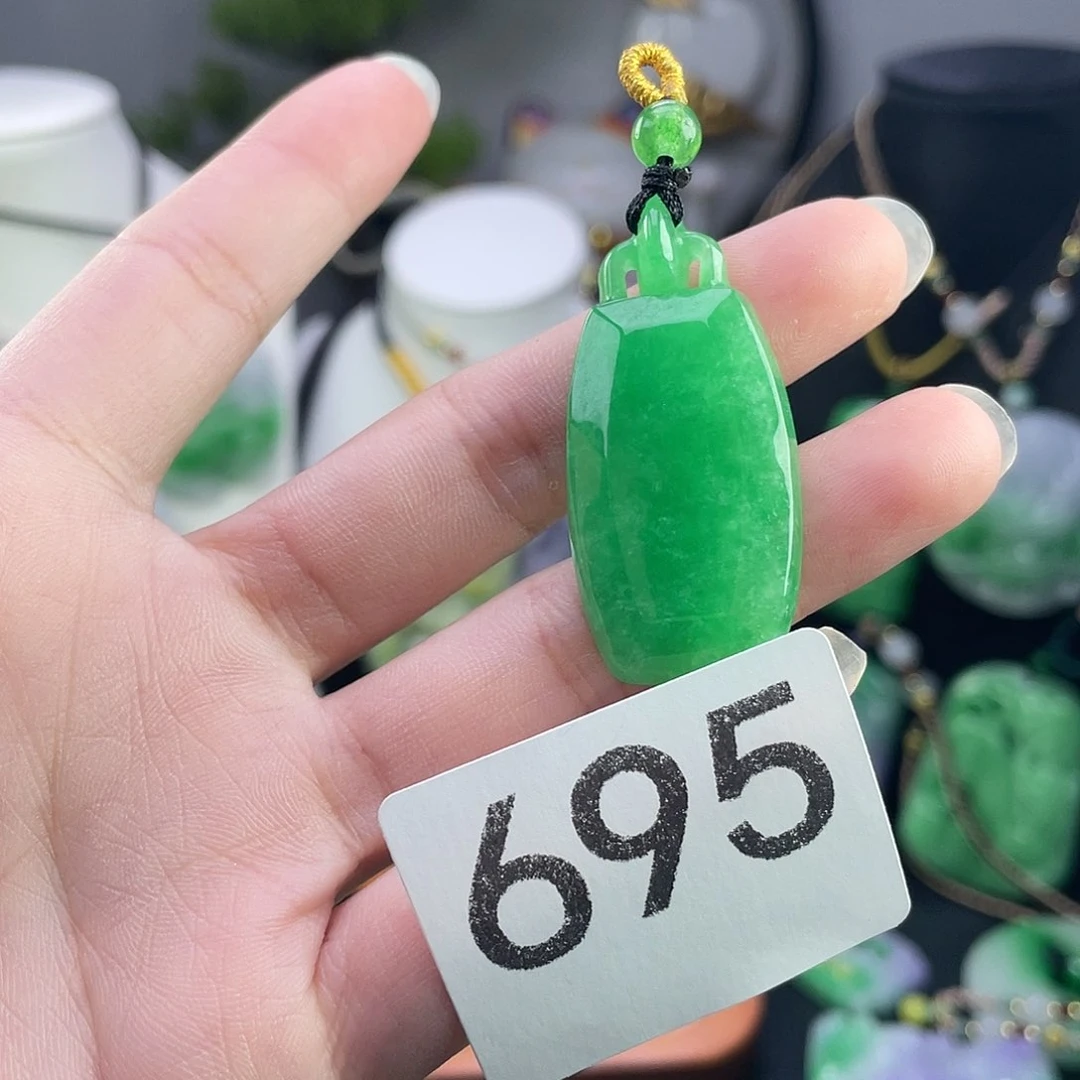 翡翠未镶嵌吊坠(赠链)