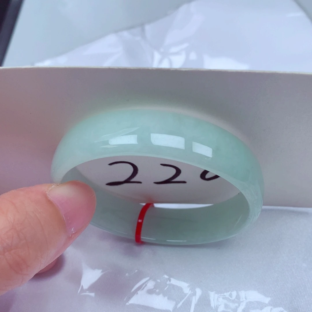 翡翠手镯未镶嵌翡翠